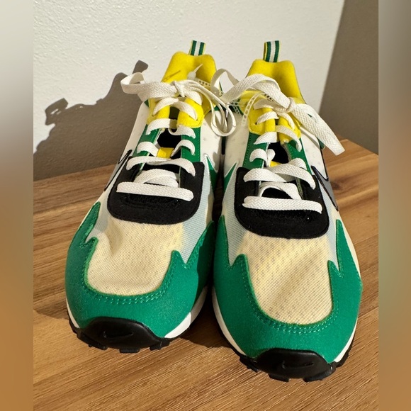 Nike White and Green Sneakers - Picture 4 of 10